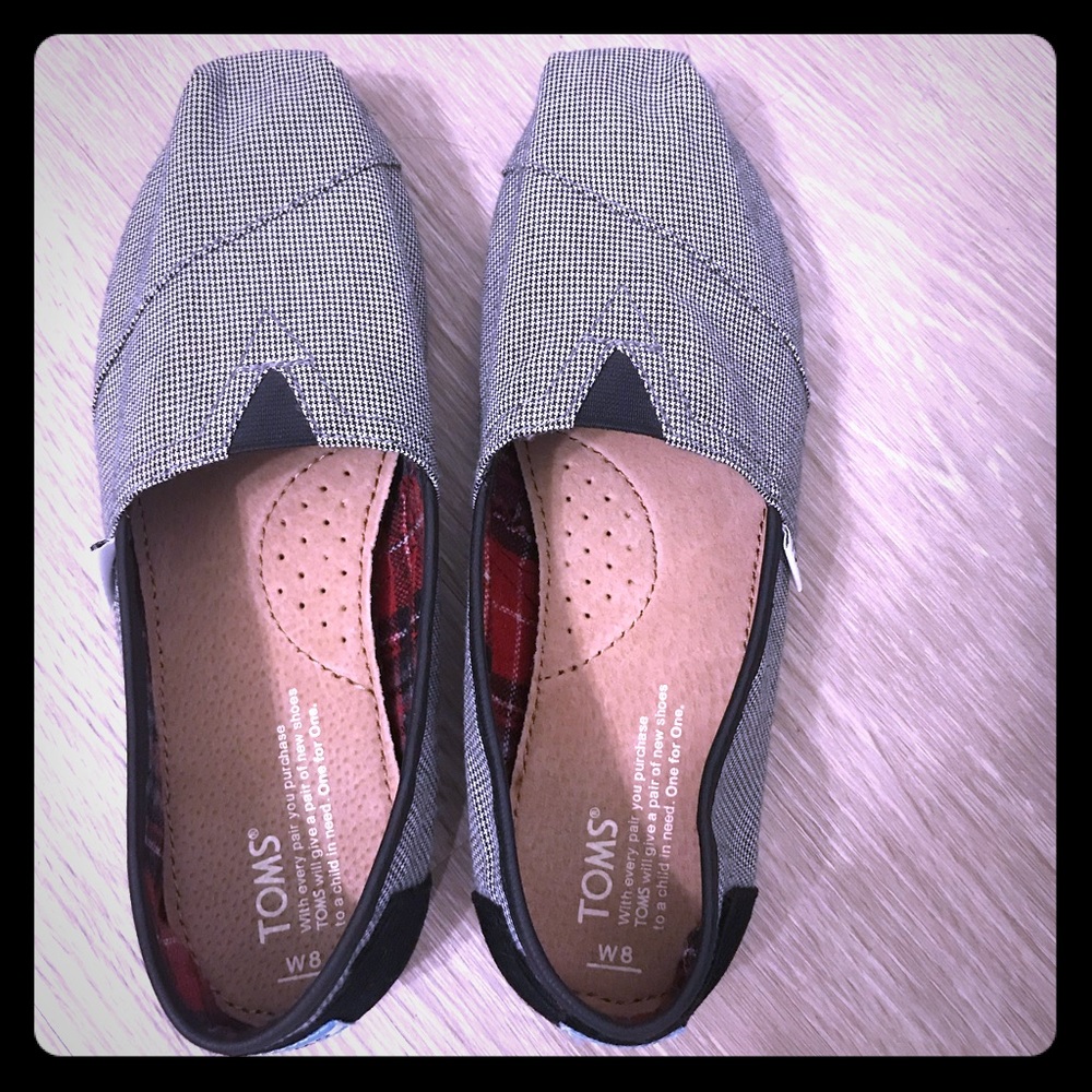 TOMS size 8 shoe